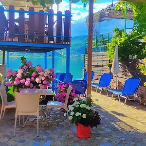 Erda Lakeside Couette-café